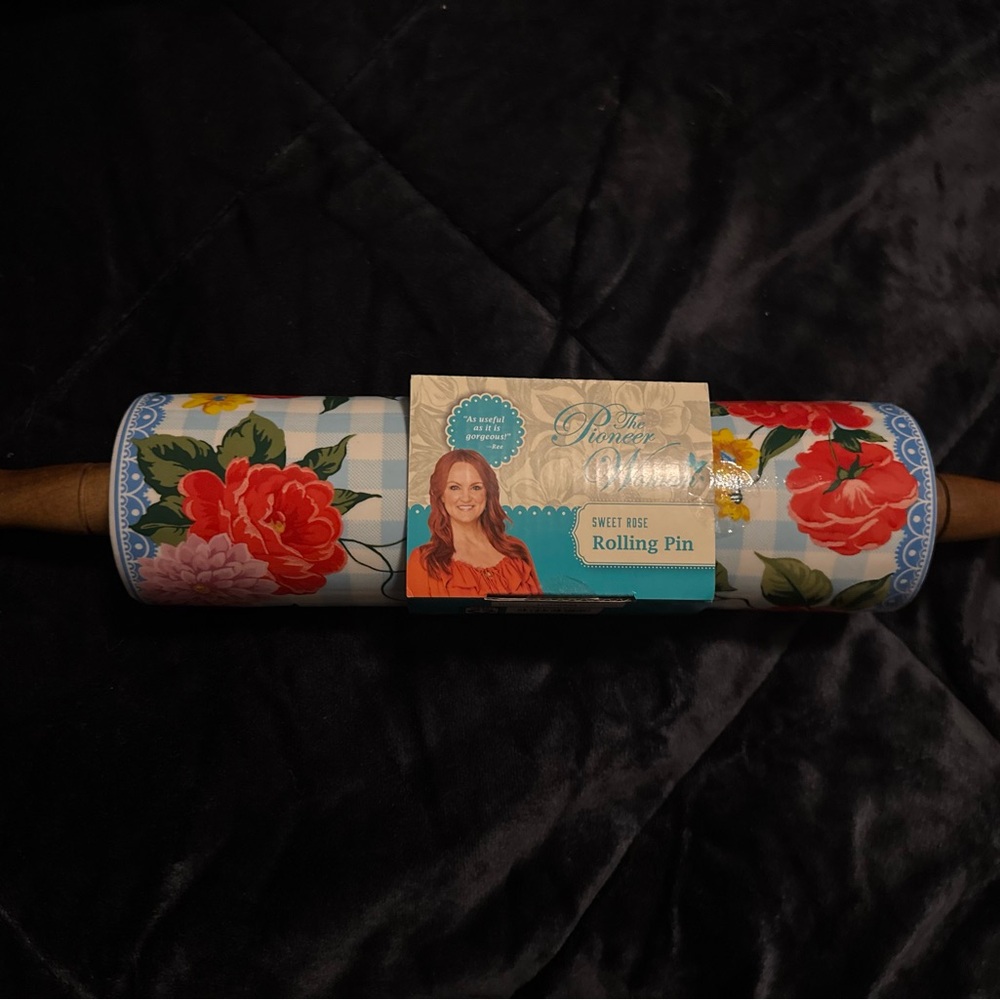 The Pioneer Woman Sweet Rose Rolling Pin with Red and Blue Floral Design